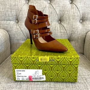 Woman’s Brown pump